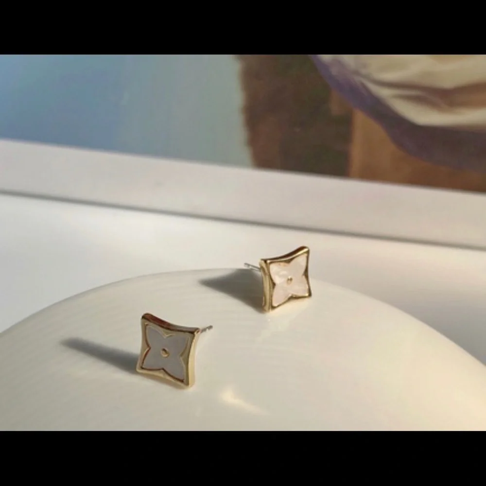 NWT Beautiful Earrings 925 silver posts - Picture 2 of 2